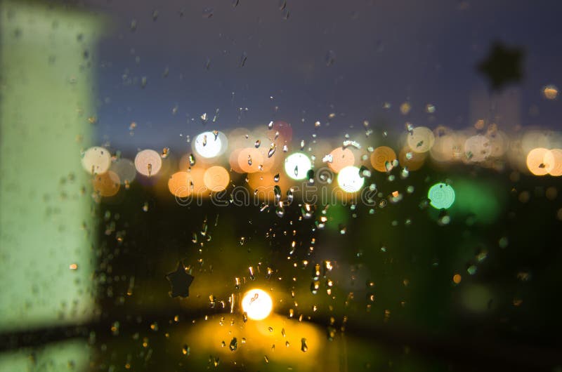 Piękni abstrakcjonistyczni błyszczący raindrops na wieczór okno fotografia royalty free Piękni abstrakcjonistyczni błyszczący raindrops na wieczór okno fotografia royalty free