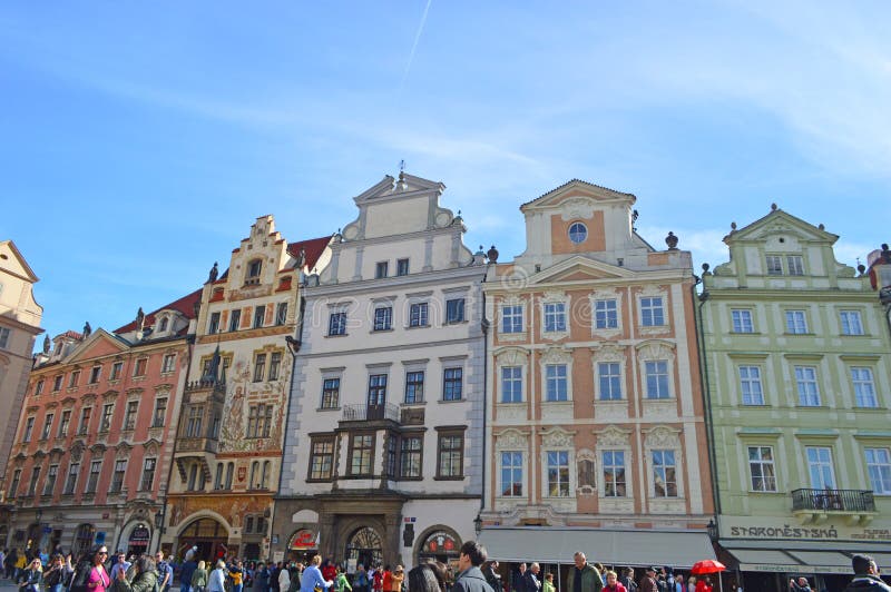 Piękni jaskrawy malujący renaissance budynki które wykładają starego rynek Prague fotografia royalty free Piękni jaskrawy malujący renaissance budynki które wykładają starego rynek Prague fotografia royalty free