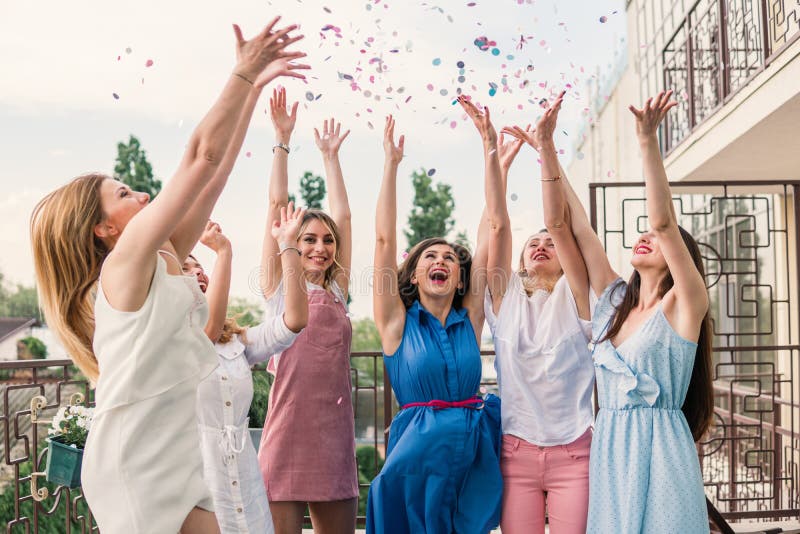 Piękni kobieta przyjaciele Ma zabawę Przy Bachelorette przyjęciem obraz royalty free Piękni kobieta przyjaciele Ma zabawę Przy Bachelorette przyjęciem obraz royalty free