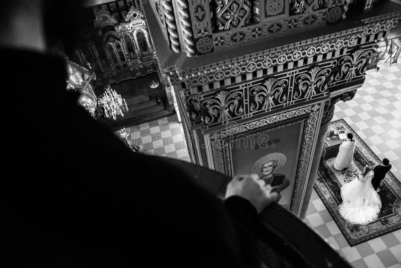 Piękni nowożeńcy na ślubnej ceremonii w kościół obraz stock Piękni nowożeńcy na ślubnej ceremonii w kościół obraz stock