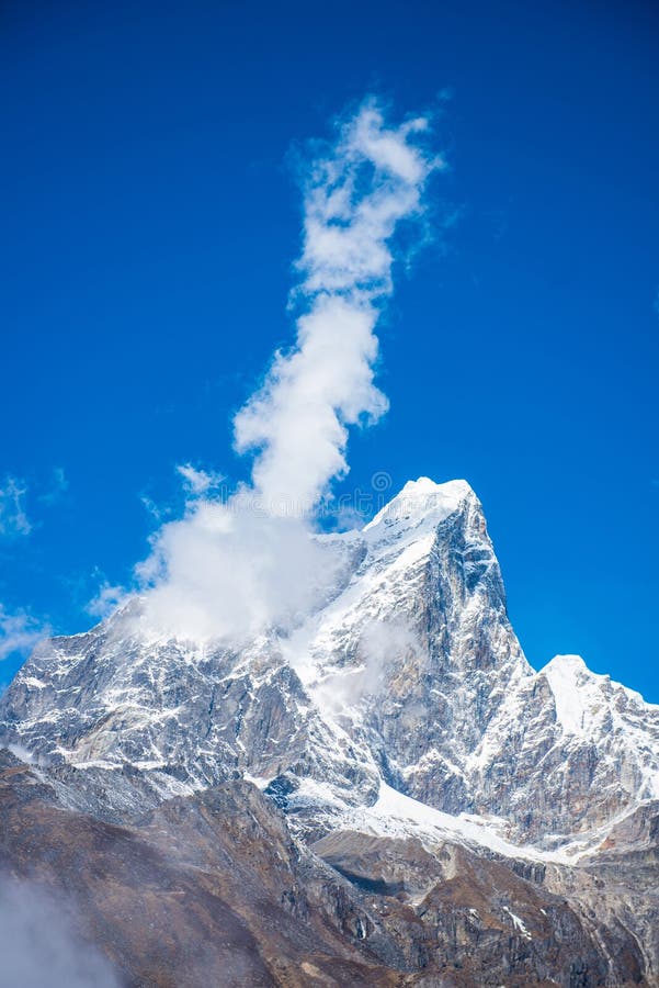 Piękni śnieżni widoki górscy na trasie Everest Podstawowy obóz obraz stock