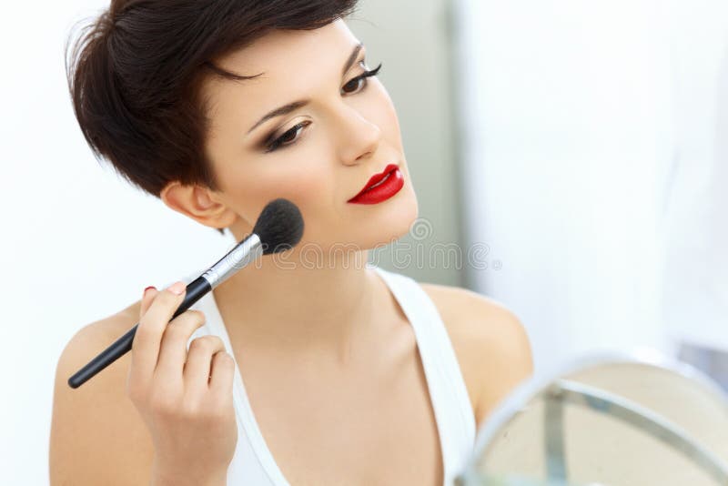 Piękno dziewczyna z Makeup muśnięciem. Naturalny makijaż dla brunetki kobiety z Czerwonymi wargami.