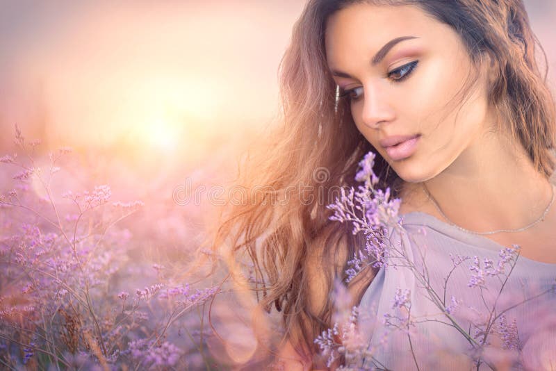 Piękno dziewczyny romantyczny portret Piękna kobieta cieszy się naturę obrazy royalty free Piękno dziewczyny romantyczny portret Piękna kobieta cieszy się naturę obrazy royalty free