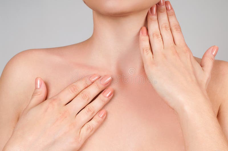 Piękno i skincare pojęcie Kobiety piękny macanie jej szyja obraz stock Piękno i skincare pojęcie Kobiety piękny macanie jej szyja obraz stock