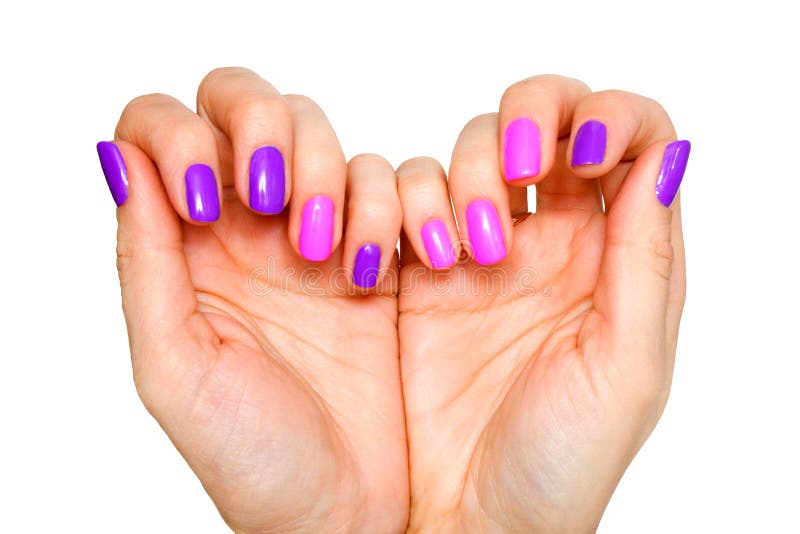 Piękno, moda I gwóźdź sztuki pojęcie, Serce robić kobieta wręcza whith błyszczącego manicure'u zakończenie Menchie i purpurowi ko obrazy royalty free Piękno, moda I gwóźdź sztuki pojęcie, Serce robić kobieta wręcza whith błyszczącego manicure'u zakończenie Menchie i purpurowi ko obrazy royalty free