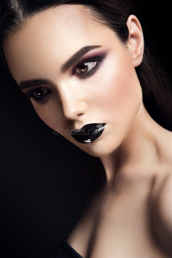 Piękno mody modela dziewczyna z czernią Uzupełniał zmrok zdjęcie royalty free Piękno mody modela dziewczyna z czernią Uzupełniał zmrok zdjęcie royalty free