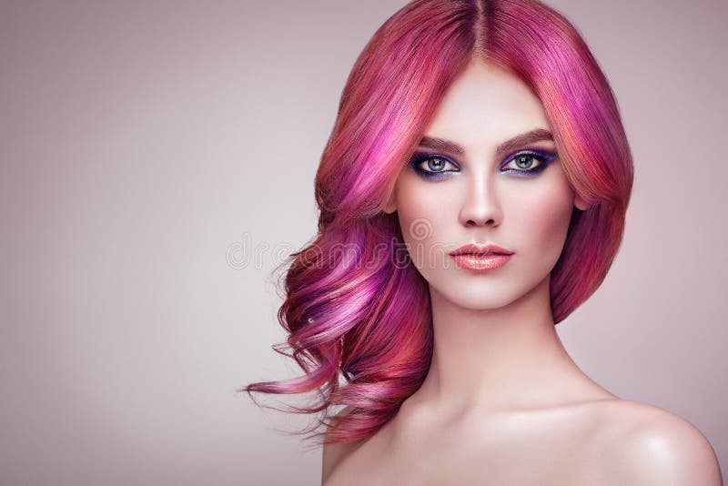 Piękno mody modela dziewczyna z kolorowym farbującym włosy zdjęcia royalty free