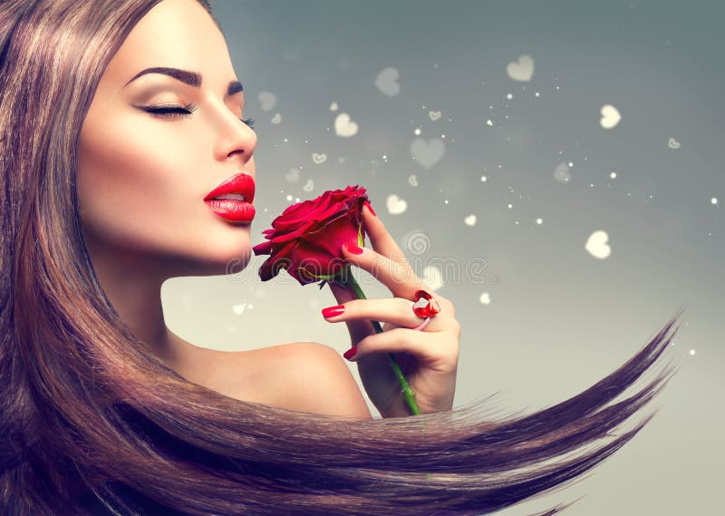 Piękno mody modela kobieta z czerwieni róży kwiatem fotografia stock Piękno mody modela kobieta z czerwieni róży kwiatem fotografia stock