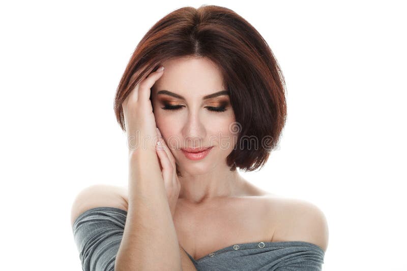 Piękno portret dorosła urocza świeża przyglądająca brunetki kobieta z wspaniałym makeup koczka uczesaniem pozuje przeciw odosobni zdjęcia royalty free Piękno portret dorosła urocza świeża przyglądająca brunetki kobieta z wspaniałym makeup koczka uczesaniem pozuje przeciw odosobni zdjęcia royalty free