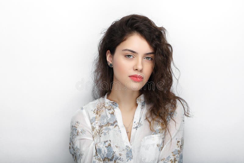 Piękno portret młoda urocza świeża przyglądająca brunetki kobieta z długim brown zdrowym kędzierzawym włosy Emocja l i wyraz twar zdjęcie stock Piękno portret młoda urocza świeża przyglądająca brunetki kobieta z długim brown zdrowym kędzierzawym włosy Emocja l i wyraz twar zdjęcie stock