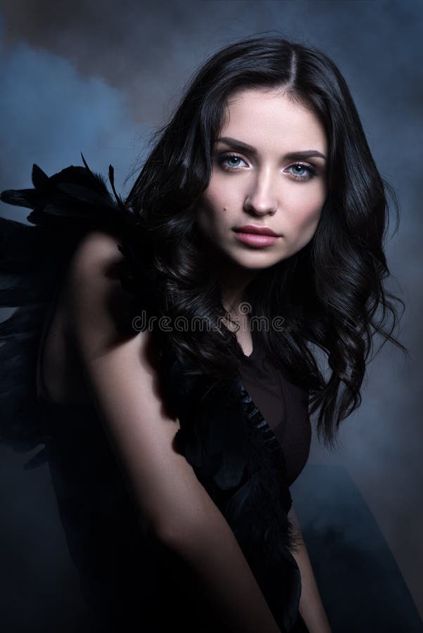 Piękno portret w chłodno brzmieniach Piękna młoda kobieta w ciemnym sposobie w chmurze dymu zdjęcie royalty free Piękno portret w chłodno brzmieniach Piękna młoda kobieta w ciemnym sposobie w chmurze dymu zdjęcie royalty free