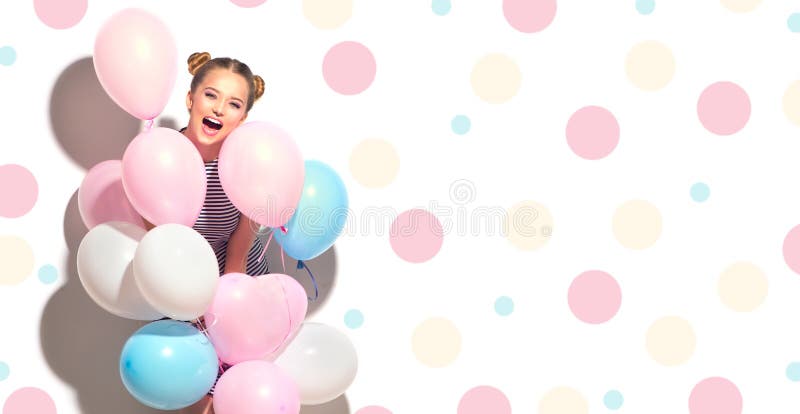 Piękno radosna nastoletnia dziewczyna z kolorowymi lotniczymi balonami