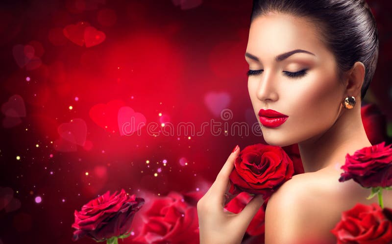 Piękno romantyczna kobieta z czerwieni róży kwiatami