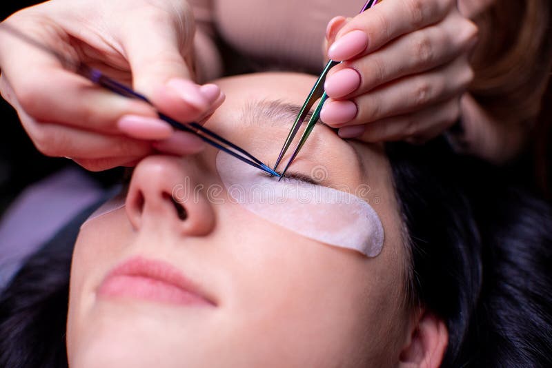 Piękno salon, rzęsy rozszerzenia procedura zamknięta w górę piękne włosy długie kobieta obraz royalty free Piękno salon, rzęsy rozszerzenia procedura zamknięta w górę piękne włosy długie kobieta obraz royalty free