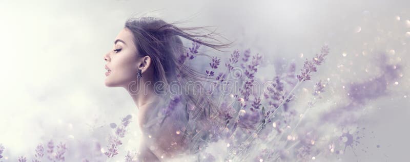 Piękno wzorcowa dziewczyna z lawendowymi kwiatami Piękna młoda brunetki kobieta z latać długie włosy profilowego portret