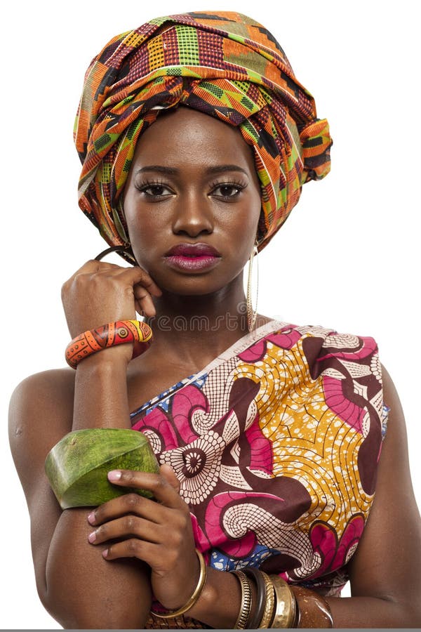 Piękny Afrykański moda model w tradycyjnej sukni.