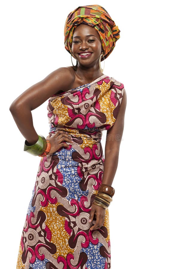 Piękny afrykański model mody w tradycyjnej sukience.