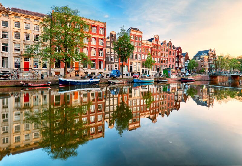 Piękny Amsterdam zmierzch Typowi starzy holenderów domy na moscie kanałach w wiośnie i, holandie