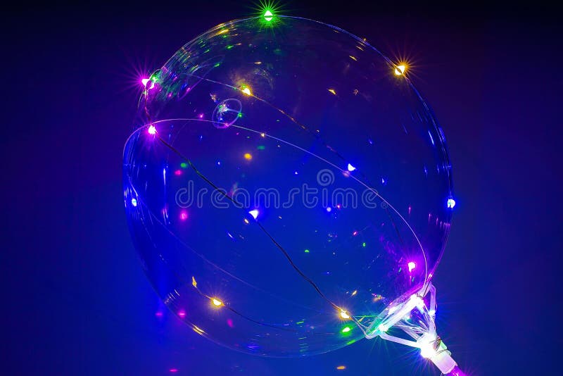 Piękny balon z kolorowymi dowodzonymi światłami na błękitnym tle Przyjęcia, wakacji tło/ obrazy royalty free Piękny balon z kolorowymi dowodzonymi światłami na błękitnym tle Przyjęcia, wakacji tło/ obrazy royalty free