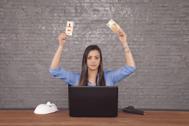 Piękny biznesowej kobiety mienia pieniądze i mousetrap, set mrówka obrazy royalty free Piękny biznesowej kobiety mienia pieniądze i mousetrap, set mrówka obrazy royalty free