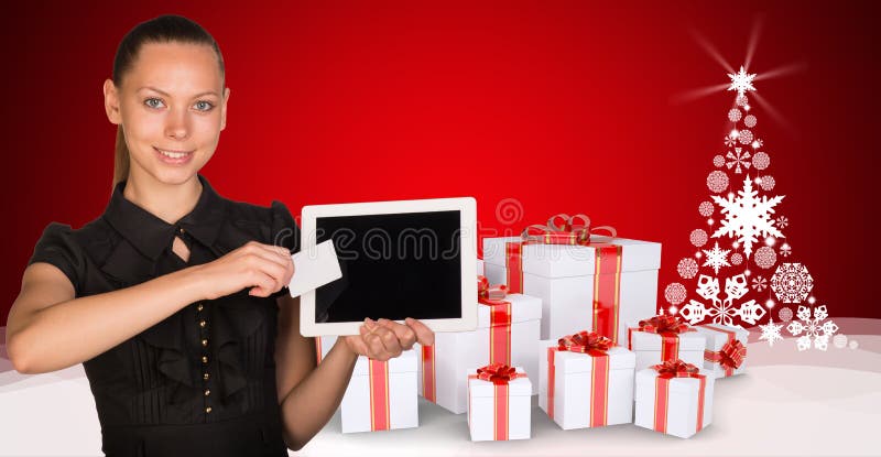 Piękny bizneswomanu mienia pastylki komputer osobisty nowy obrazy royalty free Piękny bizneswomanu mienia pastylki komputer osobisty nowy obrazy royalty free
