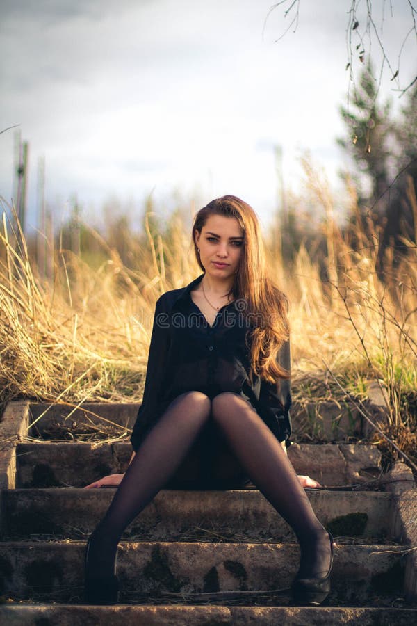 Piękny brunetki dziewczyny obsiadanie na schodkach Jesień Sztuki fotografia zdjęcia royalty free Piękny brunetki dziewczyny obsiadanie na schodkach Jesień Sztuki fotografia zdjęcia royalty free