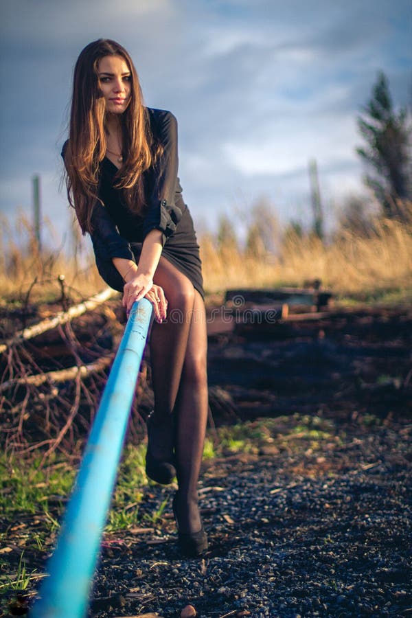 Piękny brunetki dziewczyny obsiadanie na schodkach Jesień Sztuki fotografia zdjęcia royalty free Piękny brunetki dziewczyny obsiadanie na schodkach Jesień Sztuki fotografia zdjęcia royalty free