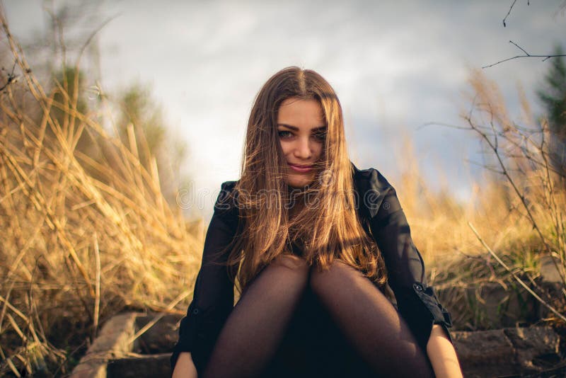 Piękny brunetki dziewczyny obsiadanie na schodkach Jesień Sztuki fotografia zdjęcie stock Piękny brunetki dziewczyny obsiadanie na schodkach Jesień Sztuki fotografia zdjęcie stock