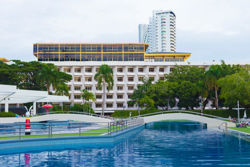 Piękny budynek hotelu z basenem na morzu. Najpiękniejsza plaża z basenem na odpoczynek i wakacje