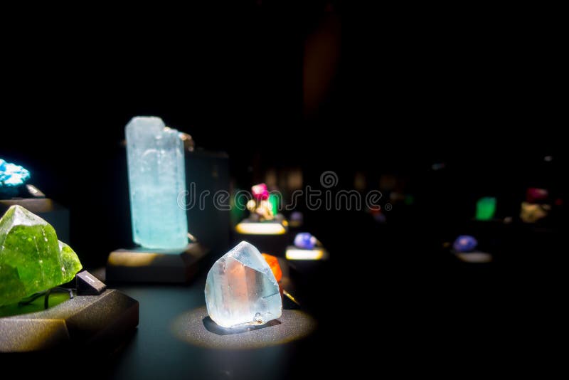 Piękny cristal z kopalinami przy muzeum narodowym Naturalna nauka w Orlando Houston w usa, w czarnym tle fotografia stock Piękny cristal z kopalinami przy muzeum narodowym Naturalna nauka w Orlando Houston w usa, w czarnym tle fotografia stock