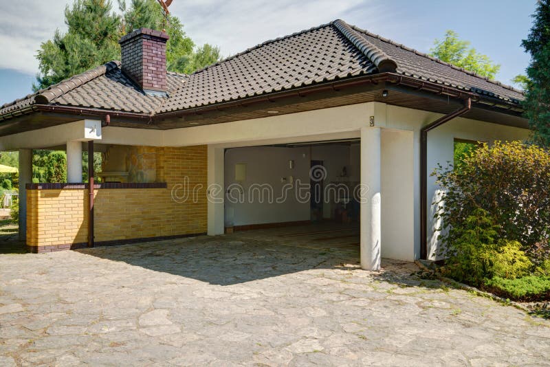 Piękny elegancki dwór z garażem zdjęcie stock