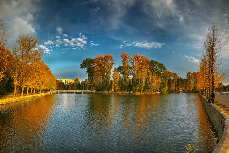Piękny jesień park przy pogodną pogodą fotografia royalty free Piękny jesień park przy pogodną pogodą fotografia royalty free