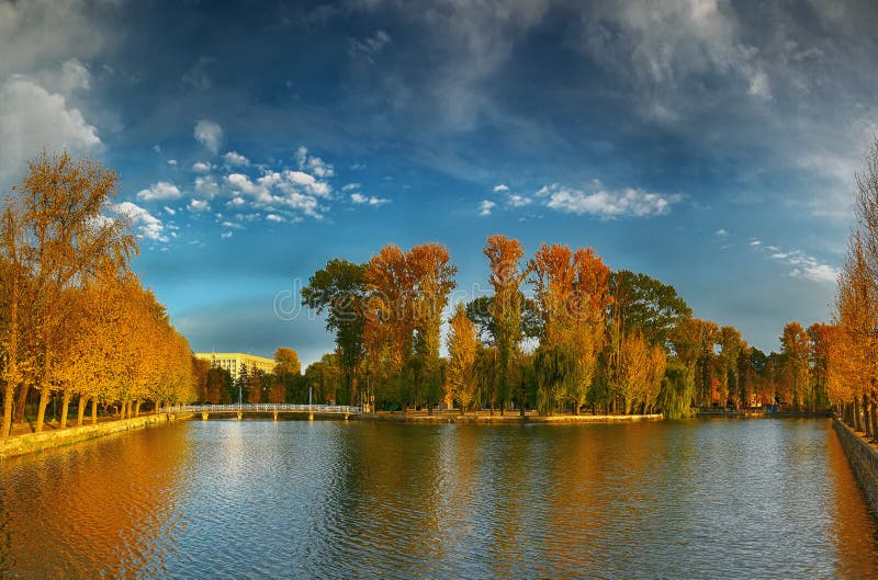 Piękny jesień park przy pogodną pogodą zdjęcie royalty free Piękny jesień park przy pogodną pogodą zdjęcie royalty free