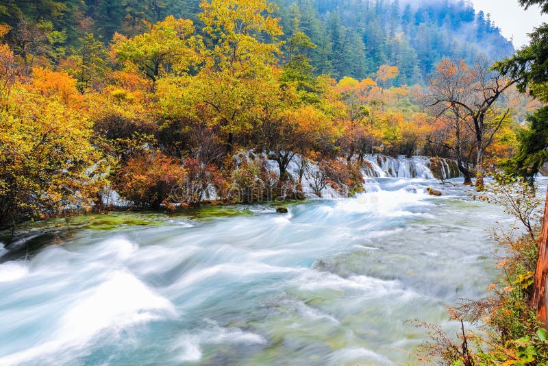 Piękny jiuzhaigou w jesieni fotografia stock Piękny jiuzhaigou w jesieni fotografia stock