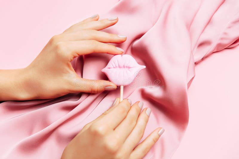 Piękny kobieta manicure na kreatywnie różowym tle z jedwabniczą tkaniną Minimalistyczny trend zdjęcie stock Piękny kobieta manicure na kreatywnie różowym tle z jedwabniczą tkaniną Minimalistyczny trend zdjęcie stock