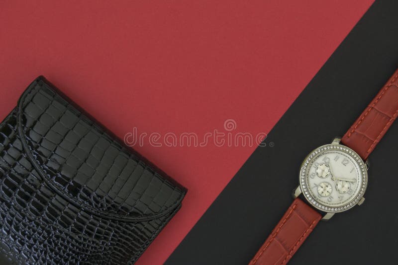 Piękny kobiety wristwatch na czarnym tle Piękny murzynka portfel na czerwonym tle obrazy stock Piękny kobiety wristwatch na czarnym tle Piękny murzynka portfel na czerwonym tle obrazy stock