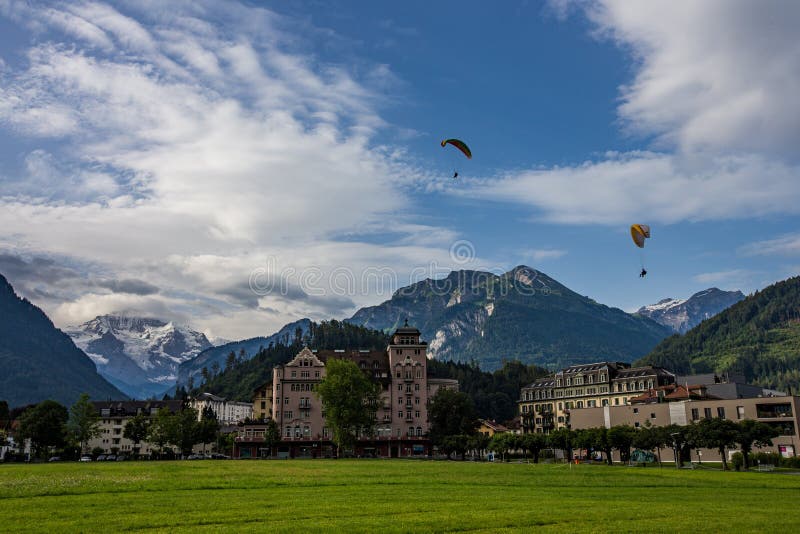 Piękny krajobraz Interlaken śródmieście z jungfrau szczytu behide, Szwajcaria fotografia stock Piękny krajobraz Interlaken śródmieście z jungfrau szczytu behide, Szwajcaria fotografia stock