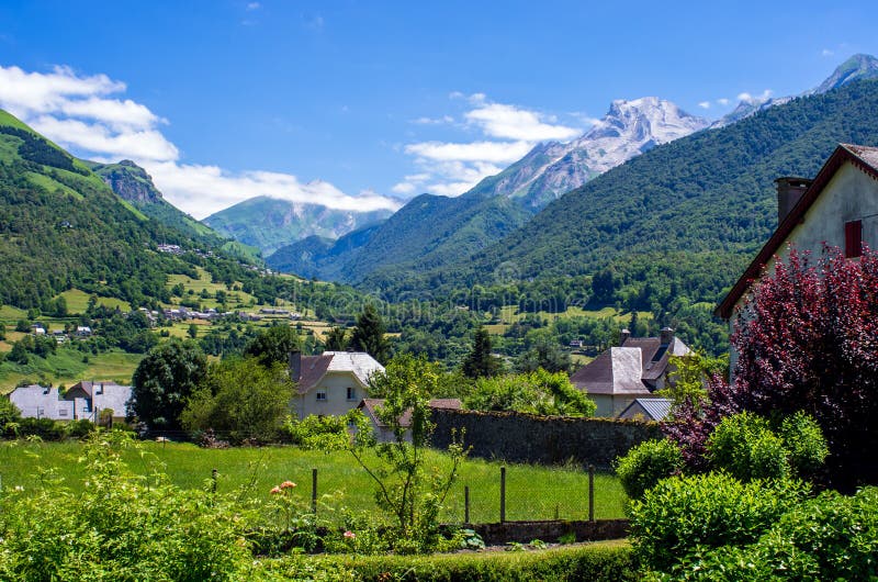 Piękny krajobraz nad doliną Ossau w Pyrenees górach, Francja zdjęcia stock Piękny krajobraz nad doliną Ossau w Pyrenees górach, Francja zdjęcia stock