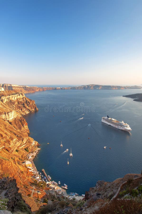 Piękny krajobraz z dennym widokiem na zmierzchu Pływa statkiem liniowa w morzu egejskim, Thira, Santorini wyspa, Grecja b??kitny zdjęcie royalty free Piękny krajobraz z dennym widokiem na zmierzchu Pływa statkiem liniowa w morzu egejskim, Thira, Santorini wyspa, Grecja b??kitny zdjęcie royalty free