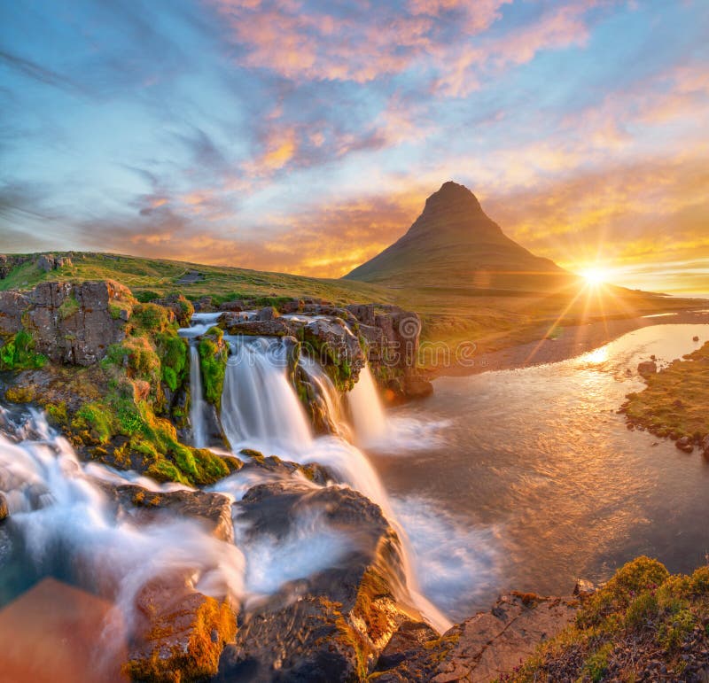 Piękny krajobraz z wschodem słońca na wodospadzie Kirkjufellsfoss i na górze Kirkjufall, Islandia