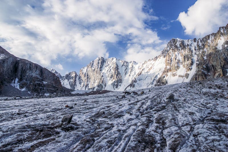 piękny krajobraz z zadziwiać skały i śnieg nakrywaliśmy góry, Kyrgyzstan, fotografia royalty free piękny krajobraz z zadziwiać skały i śnieg nakrywaliśmy góry, Kyrgyzstan, fotografia royalty free