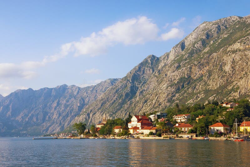 piękny krajobrazowy śródziemnomorski Montenegro, Adriatycki morze Widok zatoka Kotor i nadmorski Dobrota miasteczko na letnim dni zdjęcia stock piękny krajobrazowy śródziemnomorski Montenegro, Adriatycki morze Widok zatoka Kotor i nadmorski Dobrota miasteczko na letnim dni zdjęcia stock