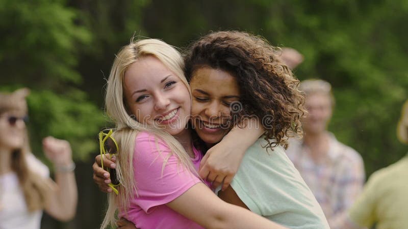 Piękny kędzierzawy biracial dziewczyny przytulenia najlepszy przyjaciel, szczere emocje, przyjaźń