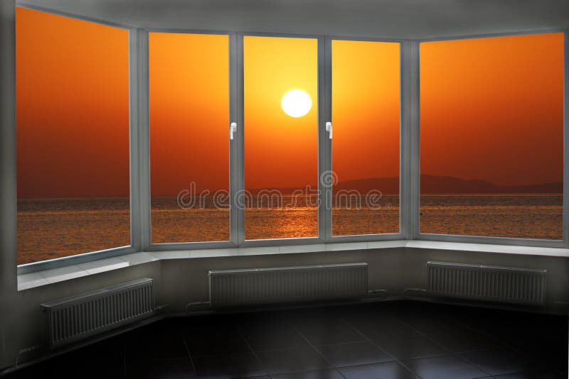 Piękny letni spadek nad oceanem widziany z okna obrazy royalty free Piękny letni spadek nad oceanem widziany z okna obrazy royalty free