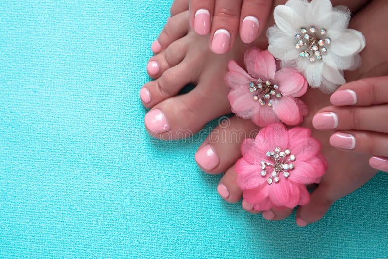 Piękny menchia manicure, pedicure z kwiatami i zdjęcie royalty free Piękny menchia manicure, pedicure z kwiatami i zdjęcie royalty free