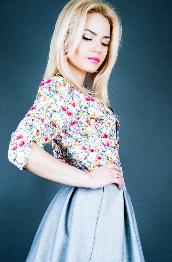 Piękny moda model z blondynem Portreta splendoru dziewczyna perfect uzupełniał obraz royalty free Piękny moda model z blondynem Portreta splendoru dziewczyna perfect uzupełniał obraz royalty free