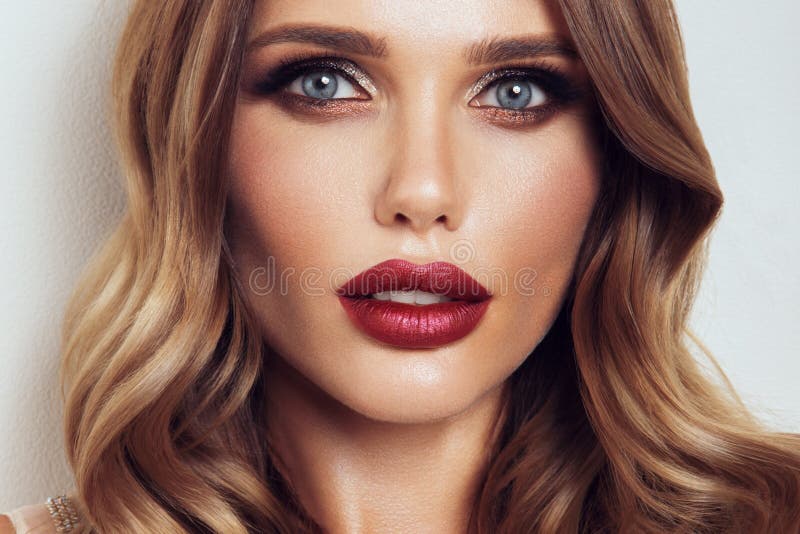 Piękny model z kręconą fryzurą. piękny makijaż zdjęcie royalty free
