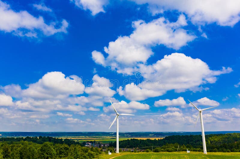Piękny niebieskie niebo nad górkowaty teren w lecie ?ar?wki poj?cia energetycznego kwiatu zielonego ?wiat?a odnawialny drzewo Sil obraz royalty free Piękny niebieskie niebo nad górkowaty teren w lecie ?ar?wki poj?cia energetycznego kwiatu zielonego ?wiat?a odnawialny drzewo Sil obraz royalty free