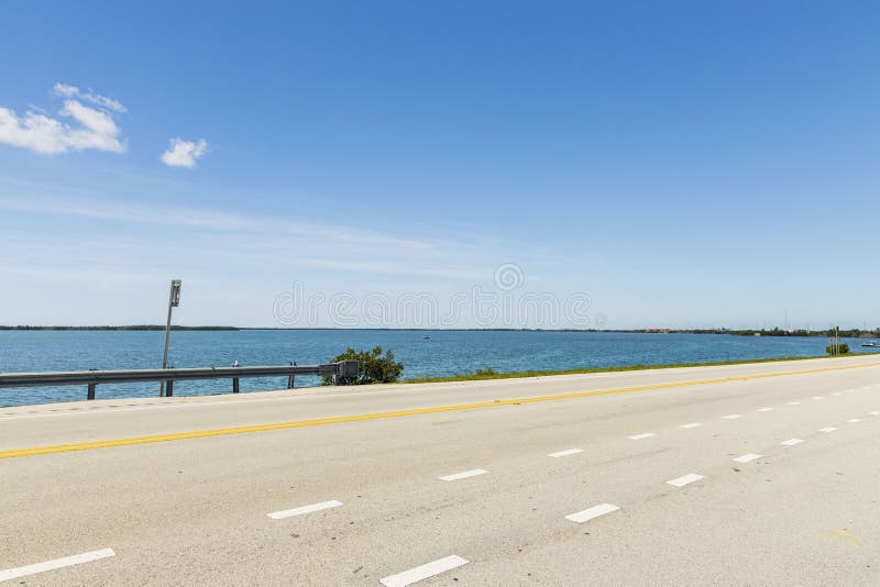 Piękny obraz krajobrazu nanonaukowego Autostrada asfaltowa do Key West, Floryda na błękitnej wodzie oceanu atlantyckiego i niebie obraz royalty free Piękny obraz krajobrazu nanonaukowego Autostrada asfaltowa do Key West, Floryda na błękitnej wodzie oceanu atlantyckiego i niebie obraz royalty free