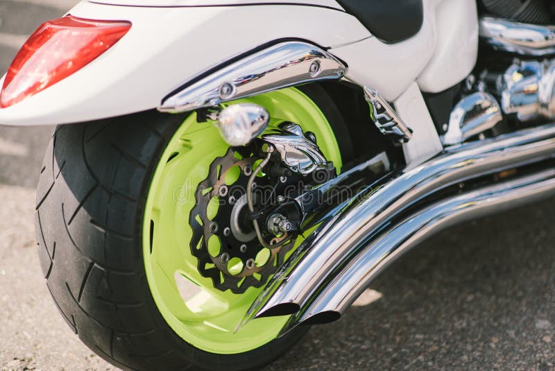 Piękny obyczajowy motocykl na ulicie przy dniem zdjęcie stock Piękny obyczajowy motocykl na ulicie przy dniem zdjęcie stock